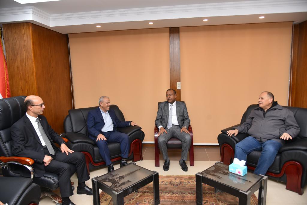 رئيس جامعة أسيوط يشيد بتعاون هيئة تنمية الصعيد في مشروع مجمع الصناعات الصغيرة التابع للغرفة التجارية بأسيوط