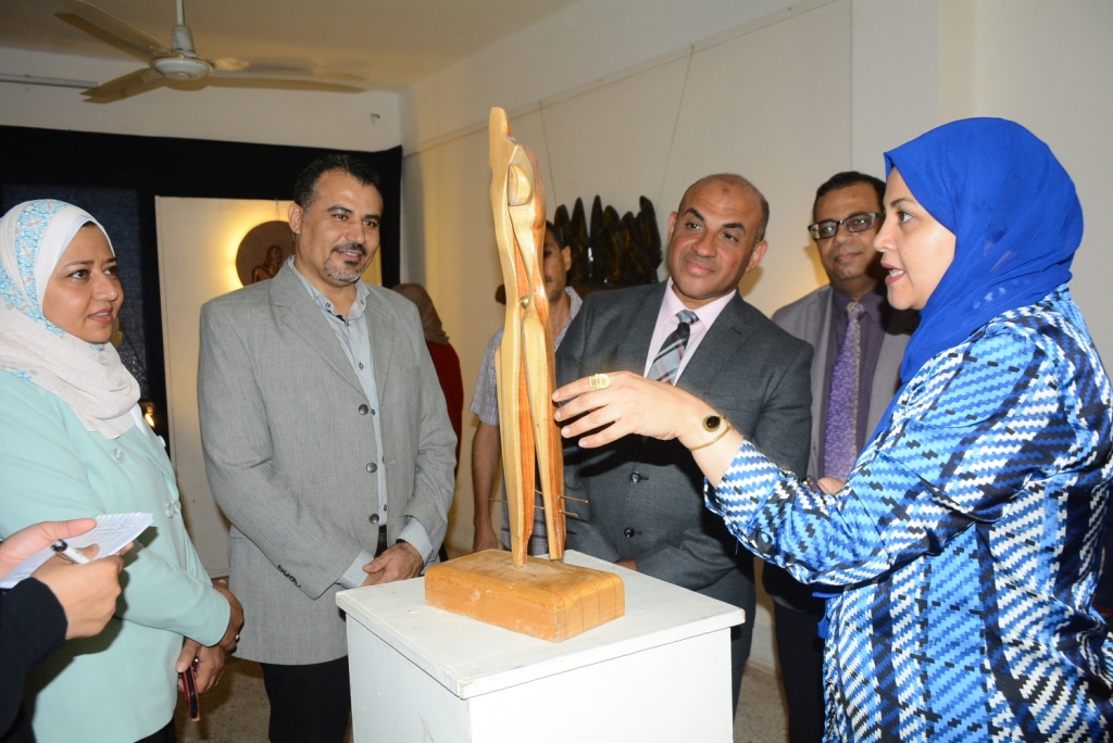 كلية الفنون الجميلة بأسيوط تنظم معرض"تناغم" بقسم النحت 