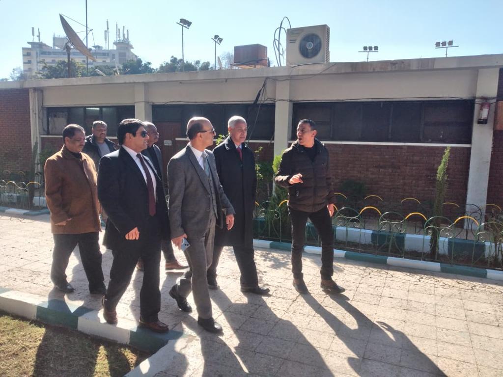 رئيس جامعة أسيوط يتفقد أعمال التطوير والتجديد بنادي الجامعة