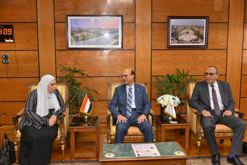 رئيس جامعة أسيوط يستقبل فريق الجودة والاعتماد من الهيئة القومية تمهيداً لتجديد اعتماد كلية التمريض