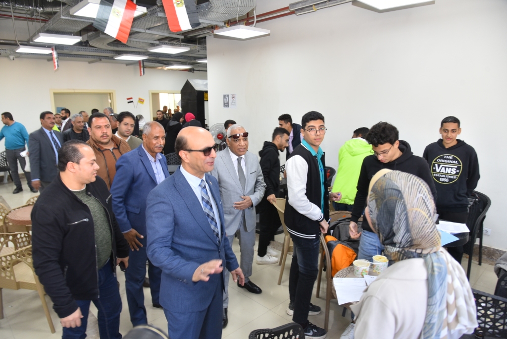 رئيس جامعة أسيوط يتفقد الإنشاءات الجارية في جامعة أسيوط الأهلية ويطمئن على سير الدراسة