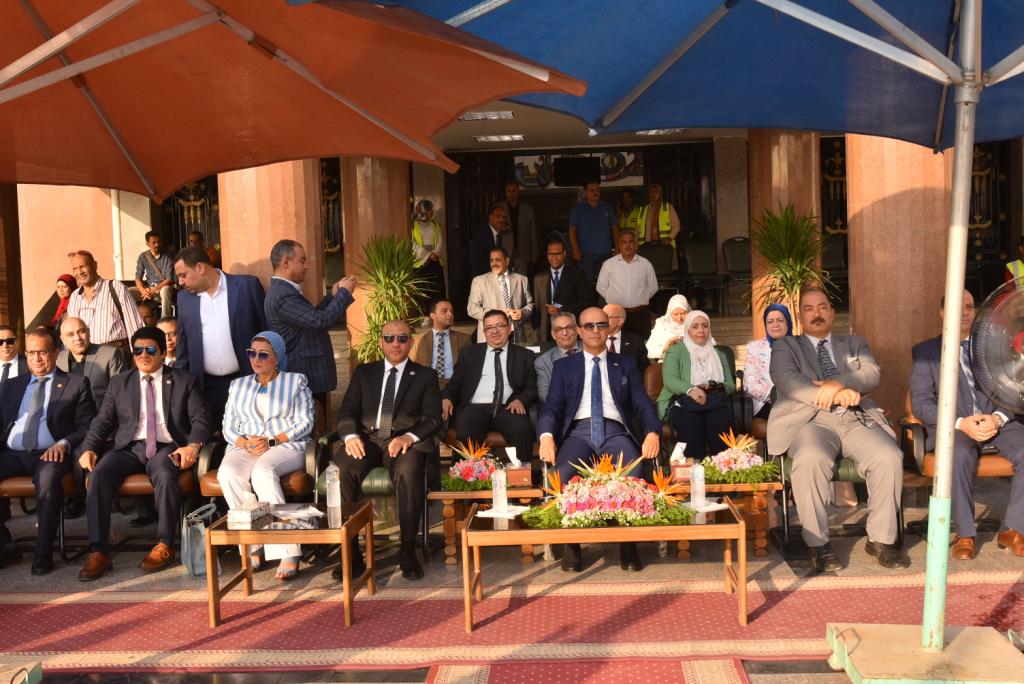 "بعلمك وعملك تبني وطنك" .. أول كلمات رئيس جامعة أسيوط بالعام الدراسي الجديد