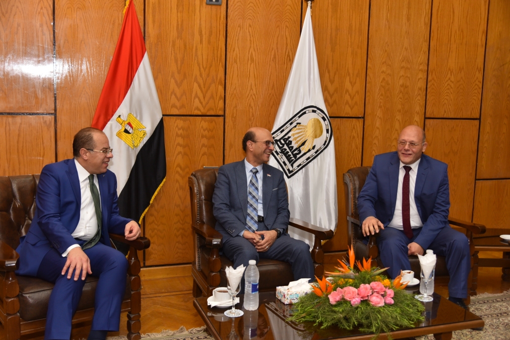 رئيس جامعة سوهاج يناقش  رسالة دكتوراة بقسم العظام بمستشفي الإصابات بجامعة أسيوط