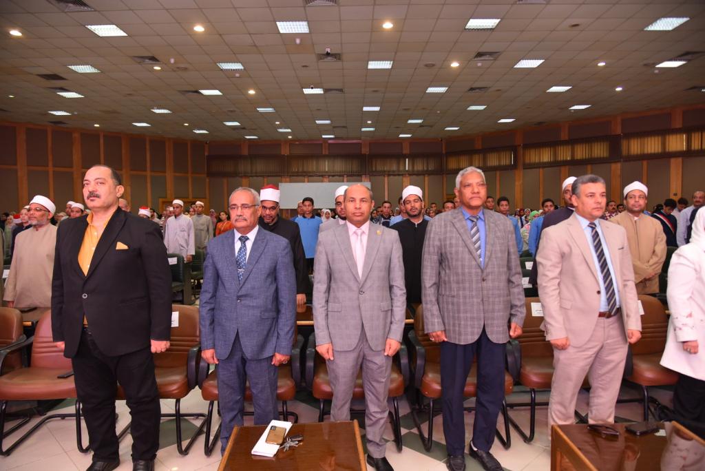 رئيس جامعة أسيوط يشهد انطلاق وقائع الندوة البيئية "تعزيز قيم الاقتصاد الأخضر لطلاب الجامعة"