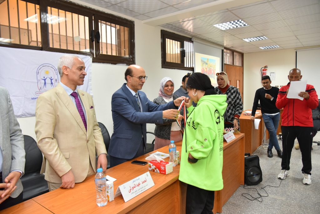 رئيس جامعة أسيوط يشارك الطلاب ذوى الإعاقة الإحتفال بيومهم العالمي