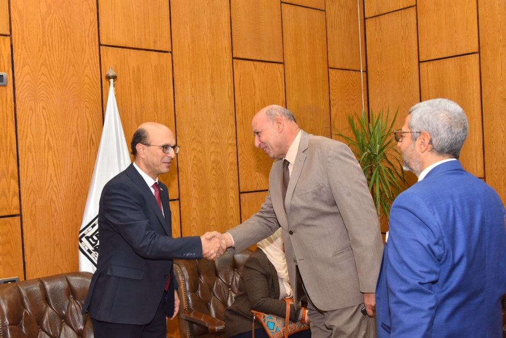 رئيس جامعة أسيوط يستقبل الدكتور ماجد غنيمة علي رأس وفد مشارك في فعاليات المؤتمر التقني Devfest'23 أسيوط