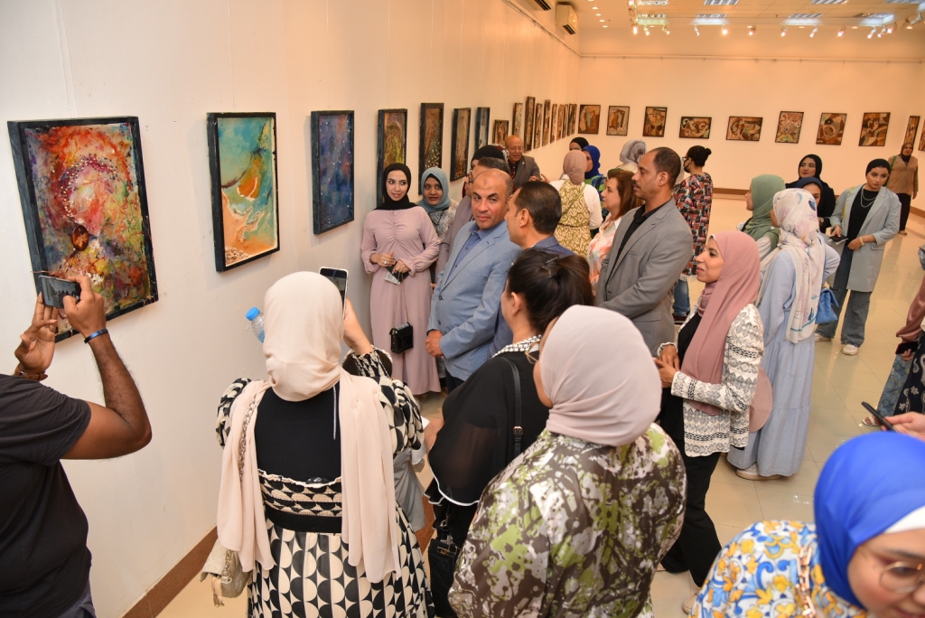 "فنون جميلة أسيوط" تنظم معرضاً فنياً لطلابها بعنوان "افتراضات جدارية"