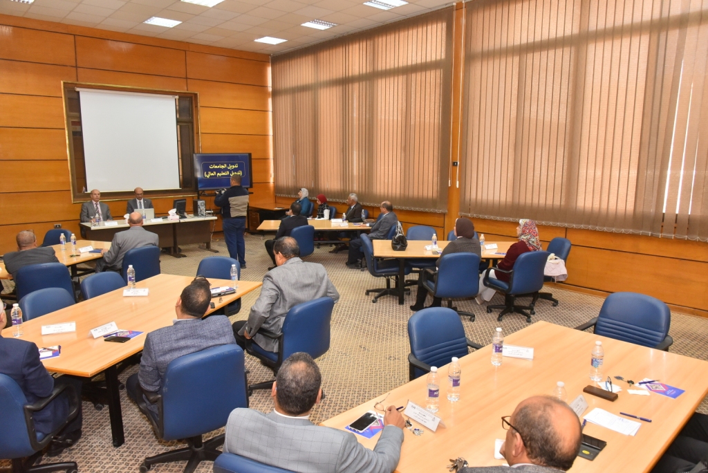 رئيس جامعة أسيوط يلقي محاضرة حول: "تدويل مؤسسات التعليم العالي" أمام نخبة أكاديمية في البرنامج التدريبي الخامس للتأهيل لمنصب عميد كلية