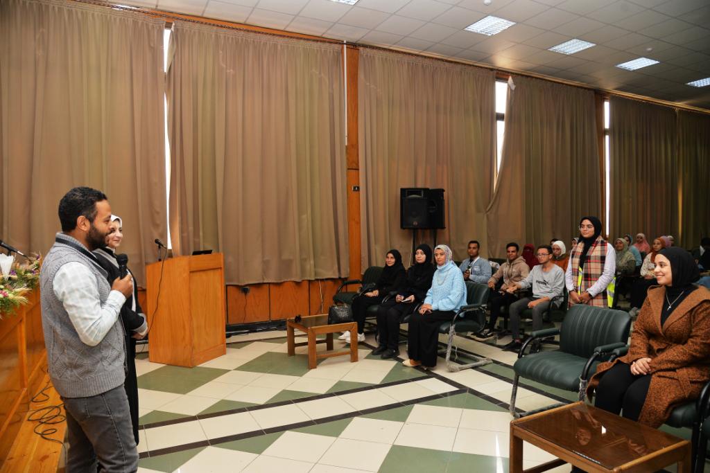 على هامش الاحتفال باليوم العالمي لذوي الإعاقة..... جامعة أسيوط تشهد انطلاق فعاليات ورشة عمل"تعليم لغة الإشارة"