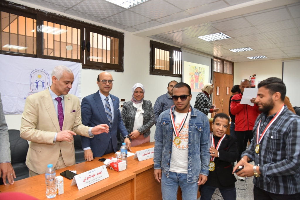 رئيس جامعة أسيوط يشارك الطلاب ذوى الإعاقة الإحتفال بيومهم العالمي