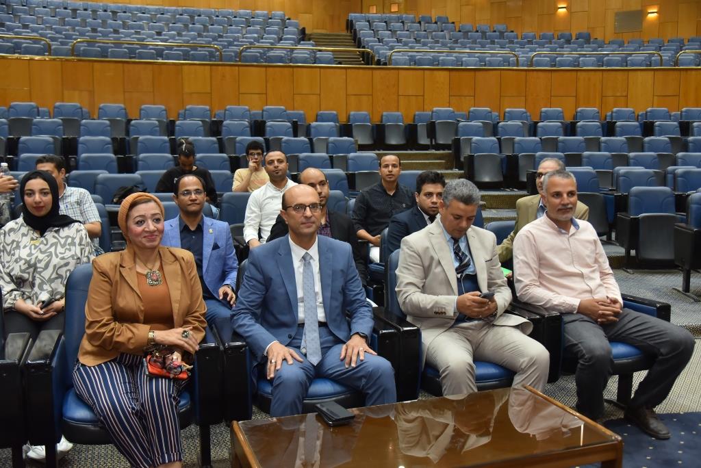 الدكتور المنشاوي يحضر "بروفات" فريق جامعة أسيوط لاحتفالية انتصارات أكتوبر المجيدة