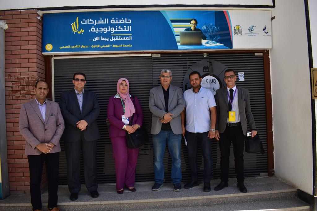 خلال زيارتها لجامعة أسيوط .. المشرف على نوادي ريادة الأعمال بأكاديمية البحث العلمي والتكنولوجيا تبدي إعجابها بنشاط "معسكر ريادة الأعمال"