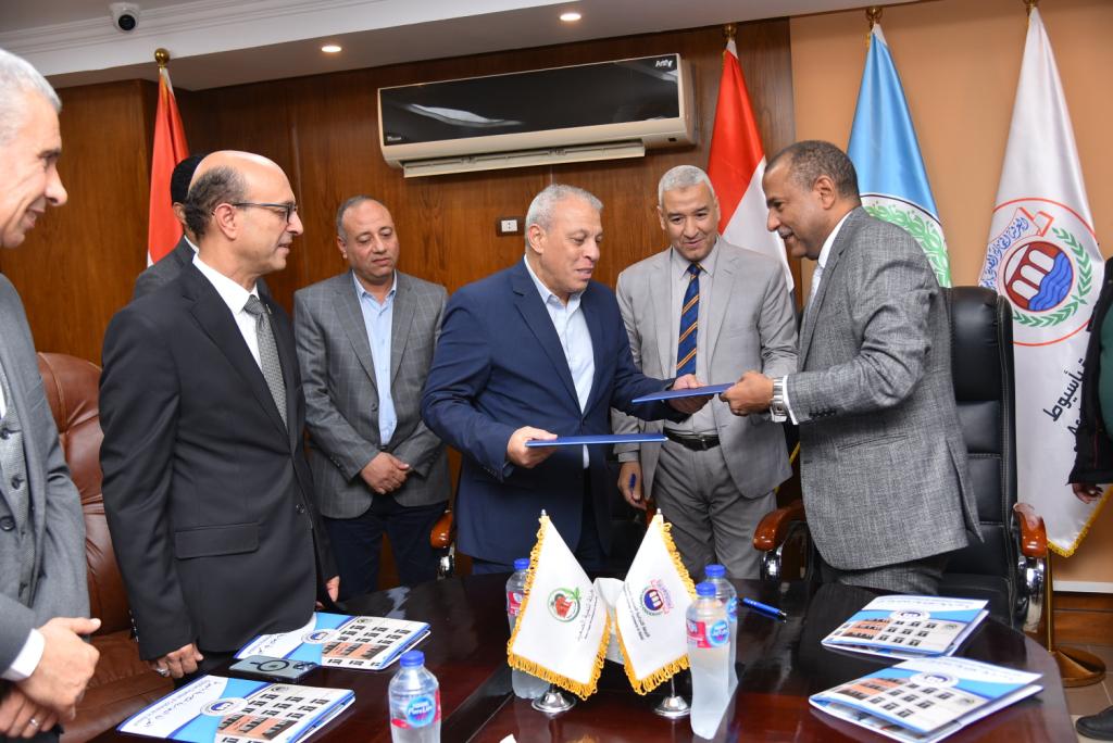 رئيس جامعة أسيوط يشيد بتعاون هيئة تنمية الصعيد في مشروع مجمع الصناعات الصغيرة التابع للغرفة التجارية بأسيوط