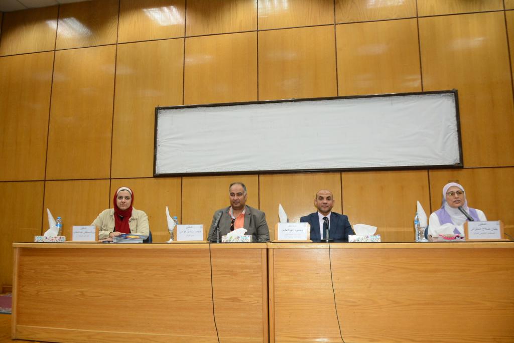 المركز الجامعي للتطوير المهني بجامعة أسيوط يكرم الطلاب الذين اجتازوا دورة اللغة الإنجليزية