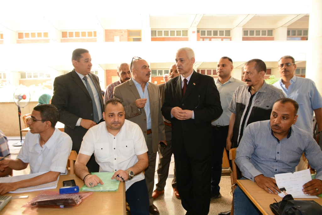 نائب رئيس جامعة اسيوط يتفقد اختبارات القدرات بكلية التربية الرياضية