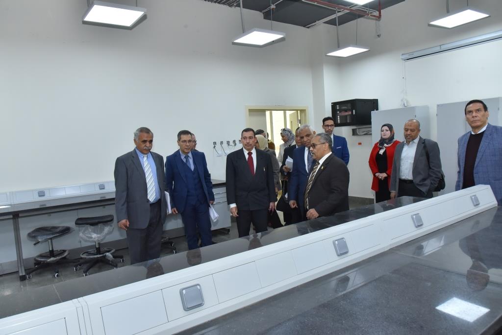 رئيس جامعة أسيوط يستقبل لجنة ممثلة عن وزارة التعليم العالى  لبحث اعتماد لائحة كلية العلوم والتكنولوجيا بالجامعة الأهلية 