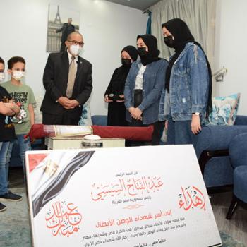 رئيس جامعة أسيوط فى زيارة لمنازل أسر شهداء الأطقم الطبية مصطحباً هدايا مالية وعينية مقدمة من الرئيس السيسى بمناسبة عيد الفطر المبارك