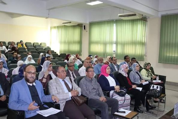 اجتماع ادارة الكلية وإدارة الجودة مع السادة رؤساء الأقسام والسادة منسقي الماجستير والدكتوراه بالاقسام