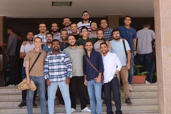 صورة تذكارية لطلاب الفرقة الخامسة بكلية الطب جامعة اسيوط احتفالاً بانتهاء امتحانات الميد ترم الاخيرة.