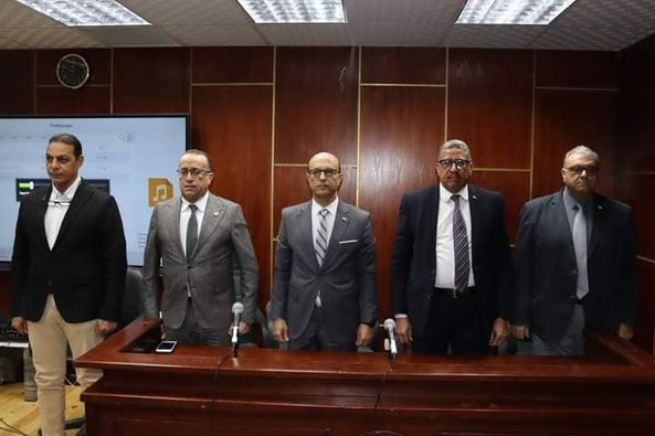  تكريم الدكتور أسامه فاروق المدير التنفيذي لمشروع مستشفي الإصابات والطوارئ الجامعي لاسهاماته الفعالة ولبلوغه السن القانونية للتقاعد