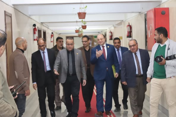 "جرائم الإنترنت وعلاقتها بالمؤسسات الصحية"  فى ندوة نظمتها مستشفى الأمراض العصبية والنفسية وجراحة المخ والأعصاب بكلية الطب جامعة أسيوط .