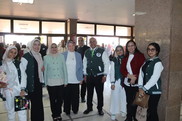 طلاب الفرقة الخامسة بكلية طب جامعة اسيوط (الدفعة 60) يحتفلون وسط الاهل وادارة الكلية بالانتهاء من الامتحانات وبداية مرحلة الامتياز.