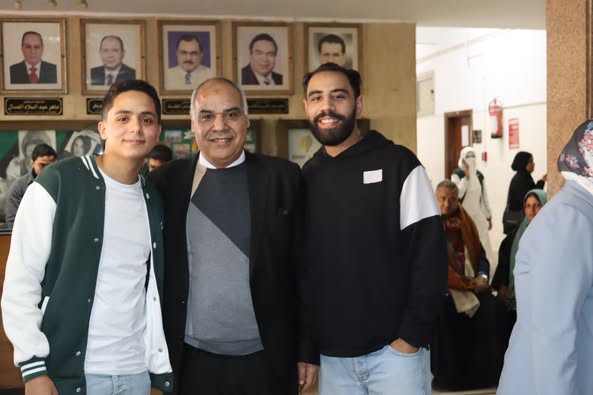 طلاب الفرقة الخامسة بكلية طب جامعة اسيوط (الدفعة 60) يحتفلون وسط الاهل وادارة الكلية بالانتهاء من الامتحانات وبداية مرحلة الامتياز.