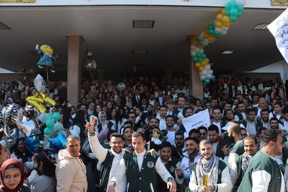 طلاب الفرقة الخامسة بكلية طب جامعة اسيوط (الدفعة 60) يحتفلون وسط الاهل وادارة الكلية بالانتهاء من الامتحانات وبداية مرحلة الامتياز.