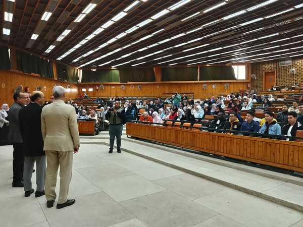 الأستاذ الدكتور احمد المنشاوي رئيس جامعة أسيوط يتابع انتظام العملية التعليمية بكلية الطب مع بدء الفصل الدراسي الثاني للعام الجامعي ٢٠٢٤/ ٢٠٢٥