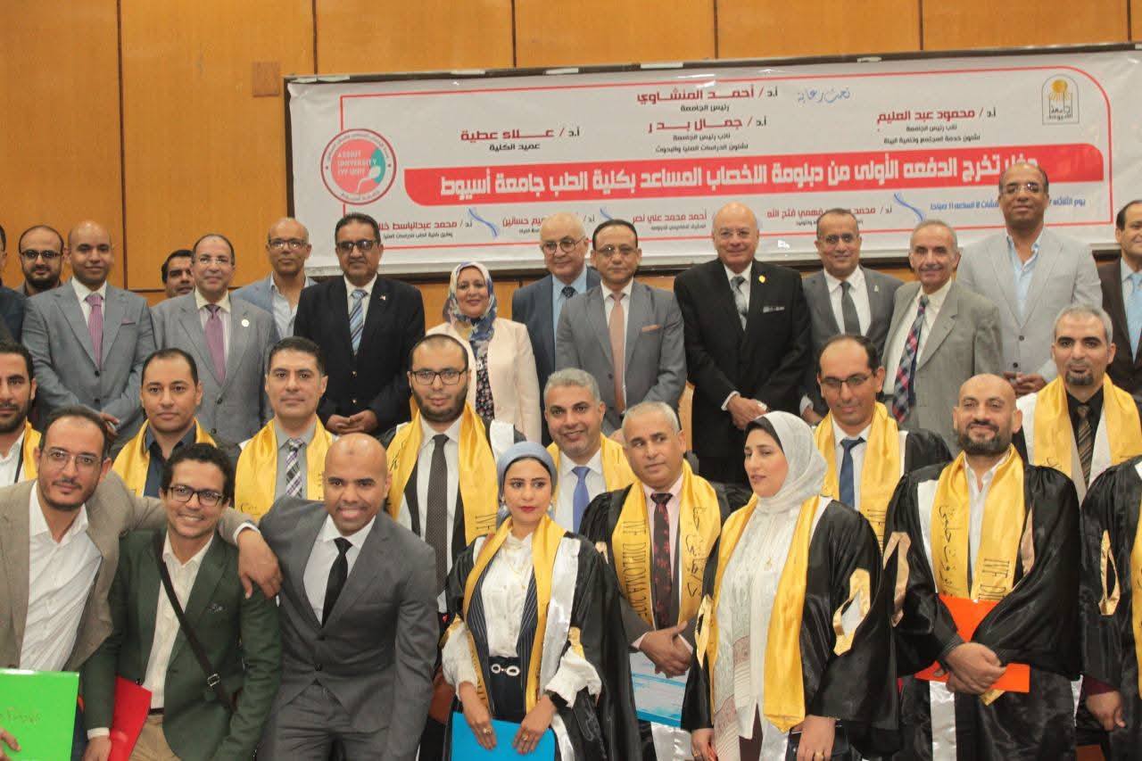 كلية الطب تحتفل بتخريج الدفعة الأولى من الدبلومة المهنية في تقنيات الإخصاب المساعد.