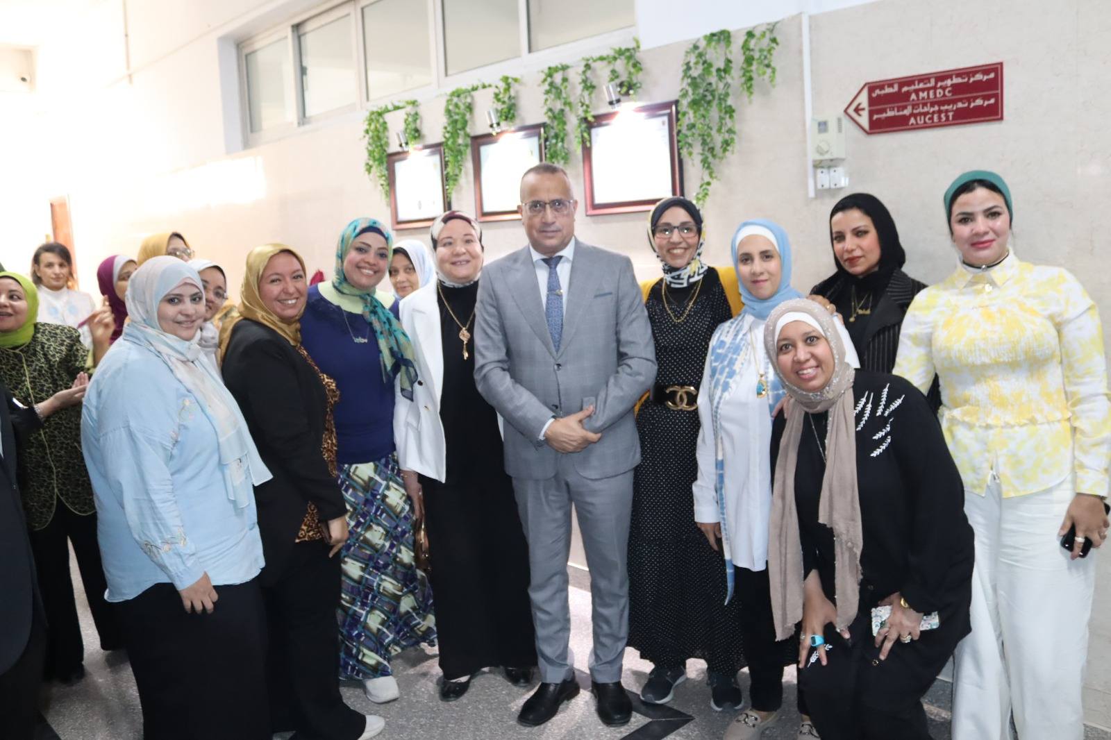 فريق وحدة ضمان الجودة من أعضاء هيئة التدريس والإداريين بالكلية يحتفلون بحصول كلية الطب على الاعتماد الثالث لكلية الطب.