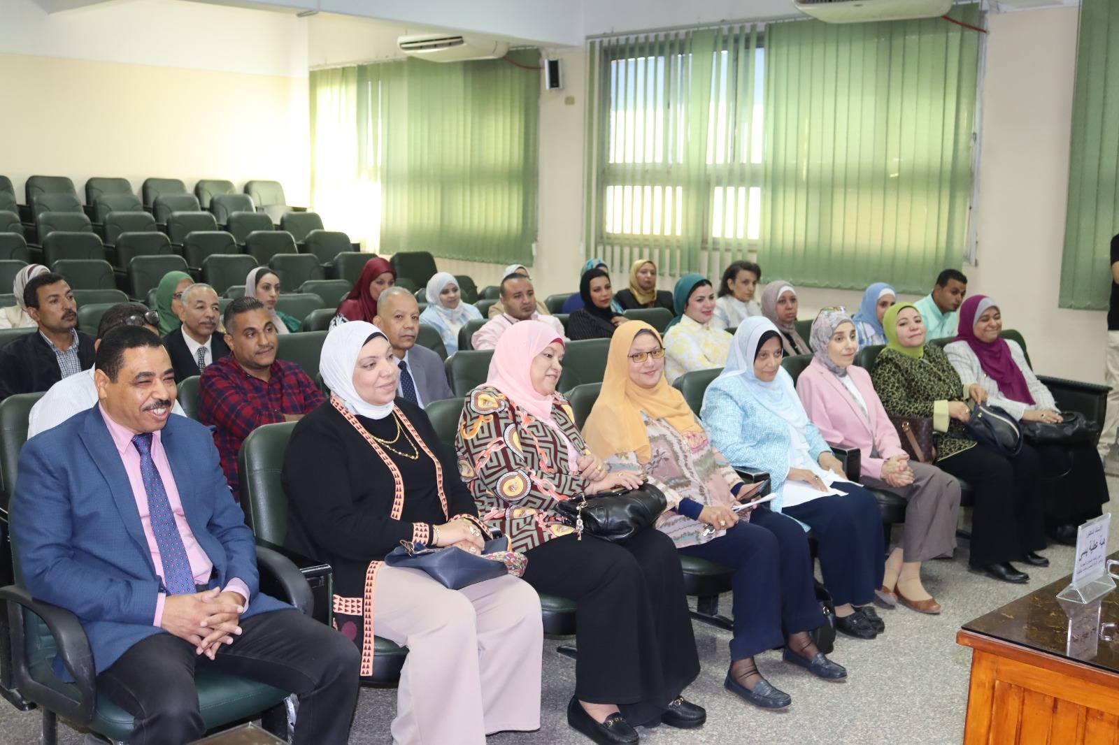 فريق وحدة ضمان الجودة من أعضاء هيئة التدريس والإداريين بالكلية يحتفلون بحصول كلية الطب على الاعتماد الثالث لكلية الطب.