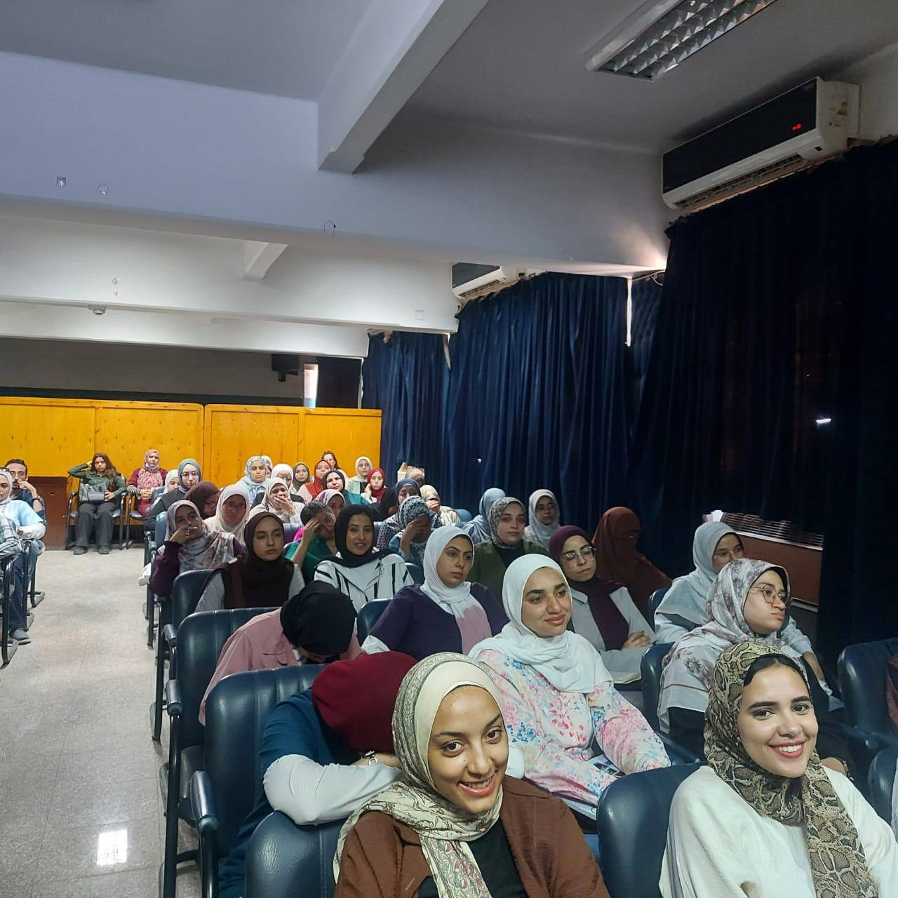 استكمالا لمحاضرات المجموعة الثالثة لأطباء التدريب نظام حديث (٥+٢) دفعة (٦٠)  تحت رعاية الاستاذ الدكتور احمد المنشاوي رئيس الجامعة ، والاستاذ الدكتور علاء عطية عميد كلية الطب ورئيس مجلس إدارة المستشفيات الجامعية، والاستاذ الدكتور محمد عبدالرحمن وكيل الكليه لشئون التعليم والطلاب، والاستاذ الدكتور خالد عبدالعزيز مدير المستشفى الجامعي الرئيسي، وتحت إشراف الأستاذ محمد اليمنى رئيس قسم امراض الباطنه، والاستاذة الدكتورة سهير قاسم مدير البرنامج الإلزامي لأطباء التدريب نظام حديث (٥+ ٢)،  تم القاء محاضرة للدكتور أحمد مساعد، زميل واستشارى أمراض الكلى تحت عنوان: