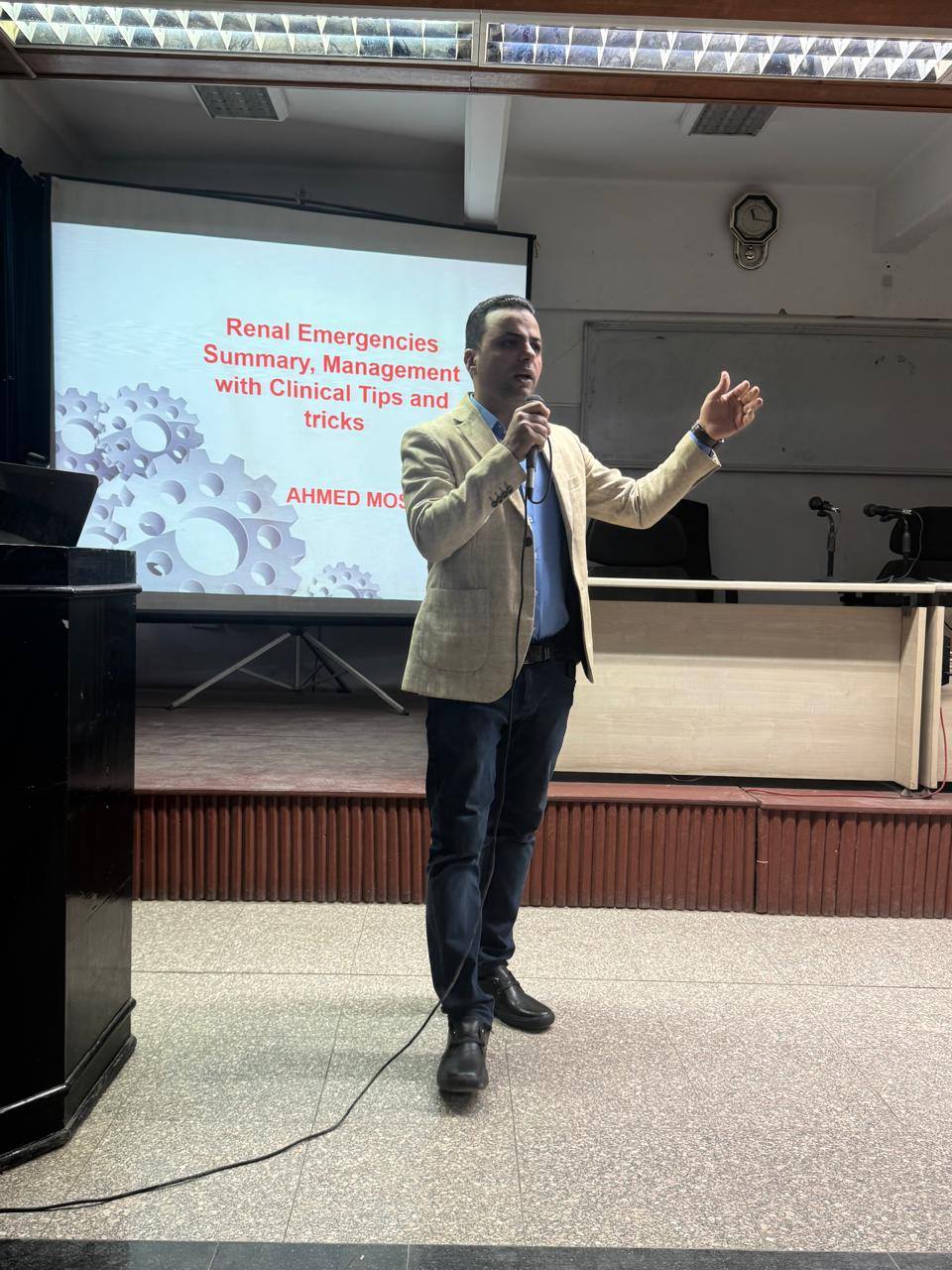 استكمالا لمحاضرات المجموعة الثالثة لأطباء التدريب نظام حديث (٥+٢) دفعة (٦٠)  تحت رعاية الاستاذ الدكتور احمد المنشاوي رئيس الجامعة ، والاستاذ الدكتور علاء عطية عميد كلية الطب ورئيس مجلس إدارة المستشفيات الجامعية، والاستاذ الدكتور محمد عبدالرحمن وكيل الكليه لشئون التعليم والطلاب، والاستاذ الدكتور خالد عبدالعزيز مدير المستشفى الجامعي الرئيسي، وتحت إشراف الأستاذ محمد اليمنى رئيس قسم امراض الباطنه، والاستاذة الدكتورة سهير قاسم مدير البرنامج الإلزامي لأطباء التدريب نظام حديث (٥+ ٢)،  تم القاء محاضرة للدكتور أحمد مساعد، زميل واستشارى أمراض الكلى تحت عنوان: