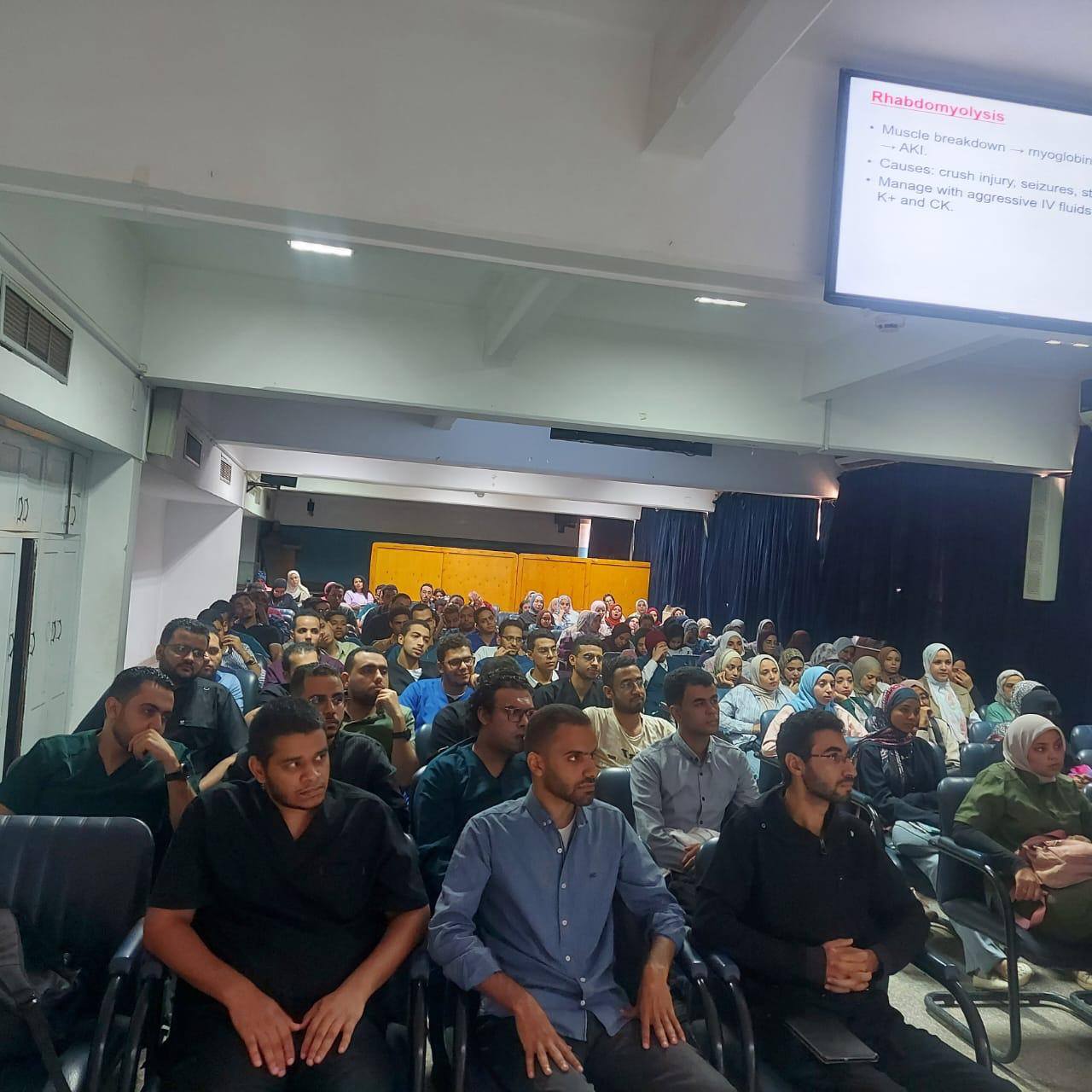 استكمالا لمحاضرات المجموعة الثالثة لأطباء التدريب نظام حديث (٥+٢) دفعة (٦٠)  تحت رعاية الاستاذ الدكتور احمد المنشاوي رئيس الجامعة ، والاستاذ الدكتور علاء عطية عميد كلية الطب ورئيس مجلس إدارة المستشفيات الجامعية، والاستاذ الدكتور محمد عبدالرحمن وكيل الكليه لشئون التعليم والطلاب، والاستاذ الدكتور خالد عبدالعزيز مدير المستشفى الجامعي الرئيسي، وتحت إشراف الأستاذ محمد اليمنى رئيس قسم امراض الباطنه، والاستاذة الدكتورة سهير قاسم مدير البرنامج الإلزامي لأطباء التدريب نظام حديث (٥+ ٢)،  تم القاء محاضرة للدكتور أحمد مساعد، زميل واستشارى أمراض الكلى تحت عنوان: