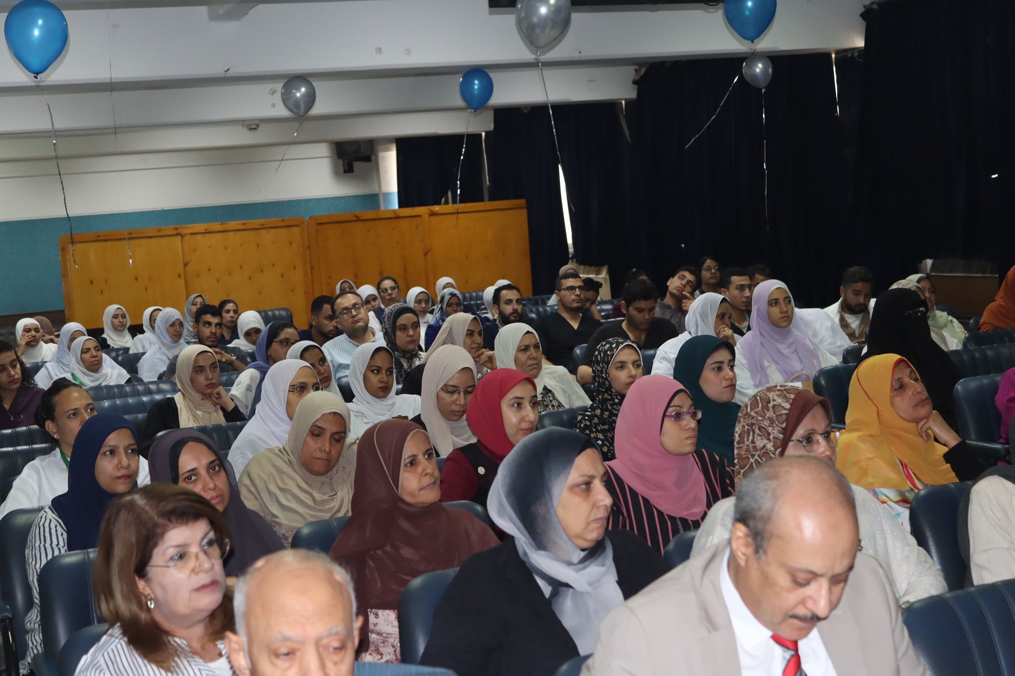 فعاليات اليوم العلمي للتوعية حول أهمية الاكتشاف المبكر لسرطان الثدي الذى نظمه قسم علاج الأورام والطب النووي بكلية الطب بجامعة أسيوط