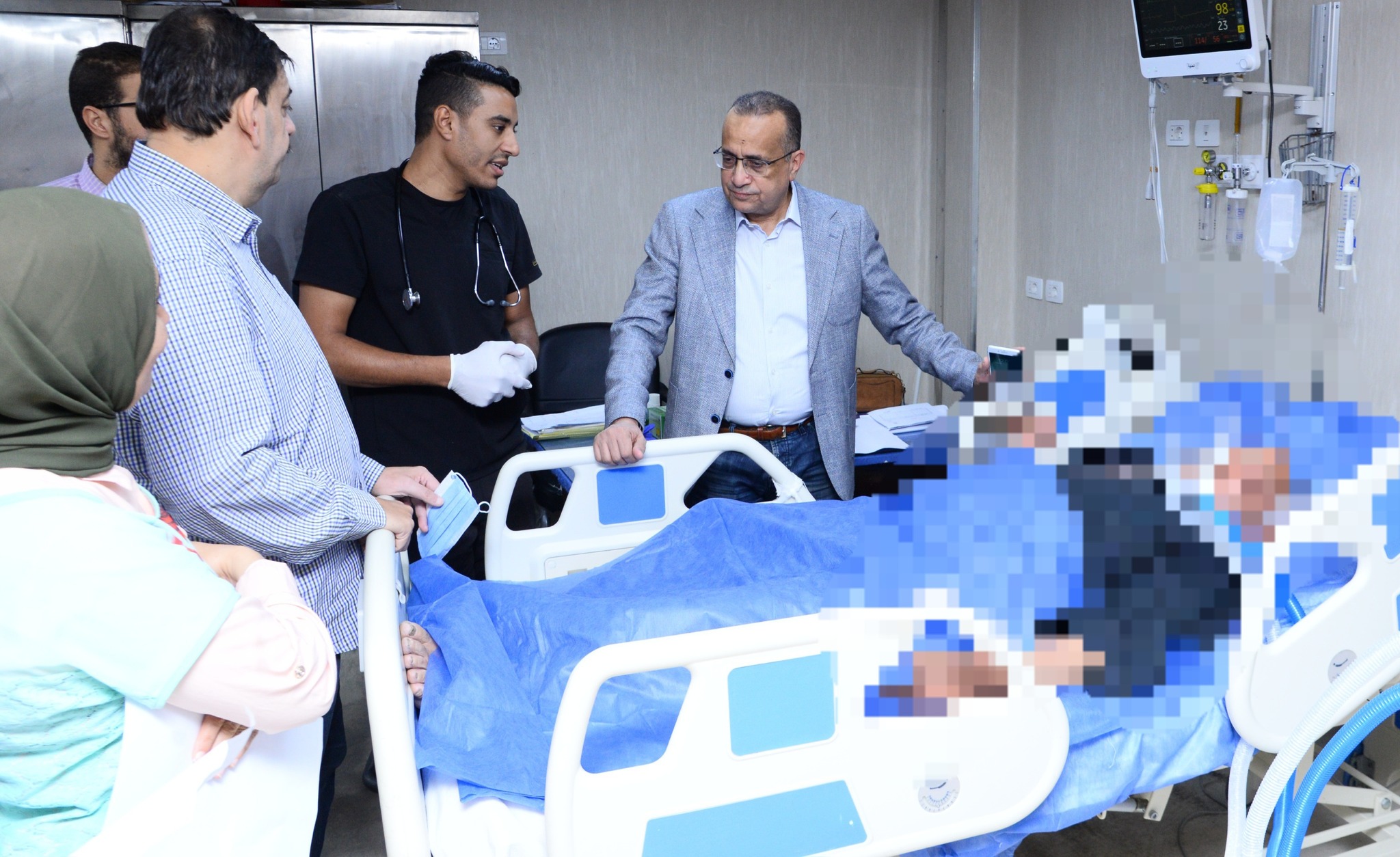 الأستاذ الدكتور علاء عطية عميد كلية الطب ورئيس مجلس إدارة المستشفيات الجامعية يجري جولة تفقدية بالاستقبال العام بالمستشفى الرئيسى  للاطمئنان على سير العمل