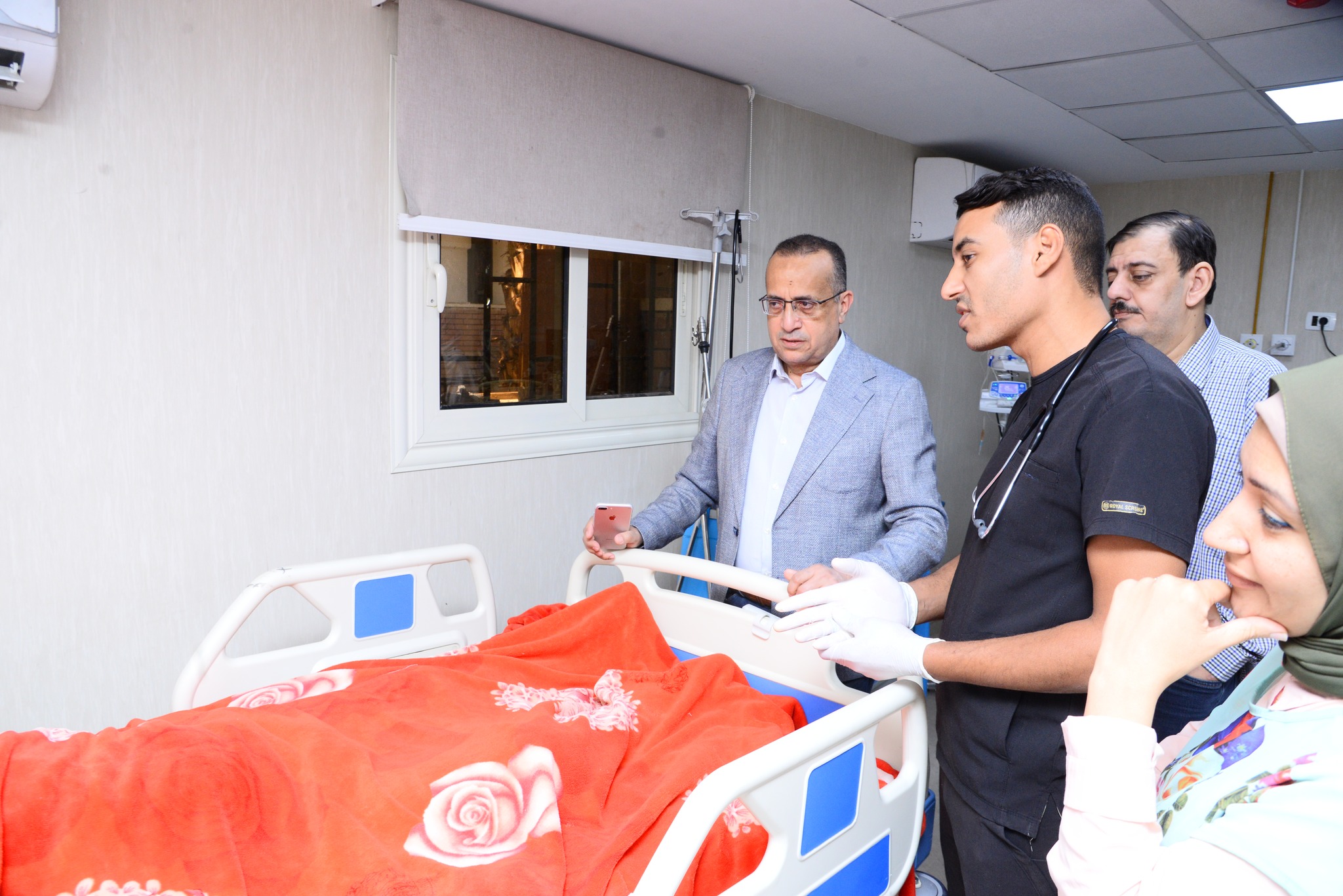 الأستاذ الدكتور علاء عطية عميد كلية الطب ورئيس مجلس إدارة المستشفيات الجامعية يجري جولة تفقدية بالاستقبال العام بالمستشفى الرئيسى  للاطمئنان على سير العمل