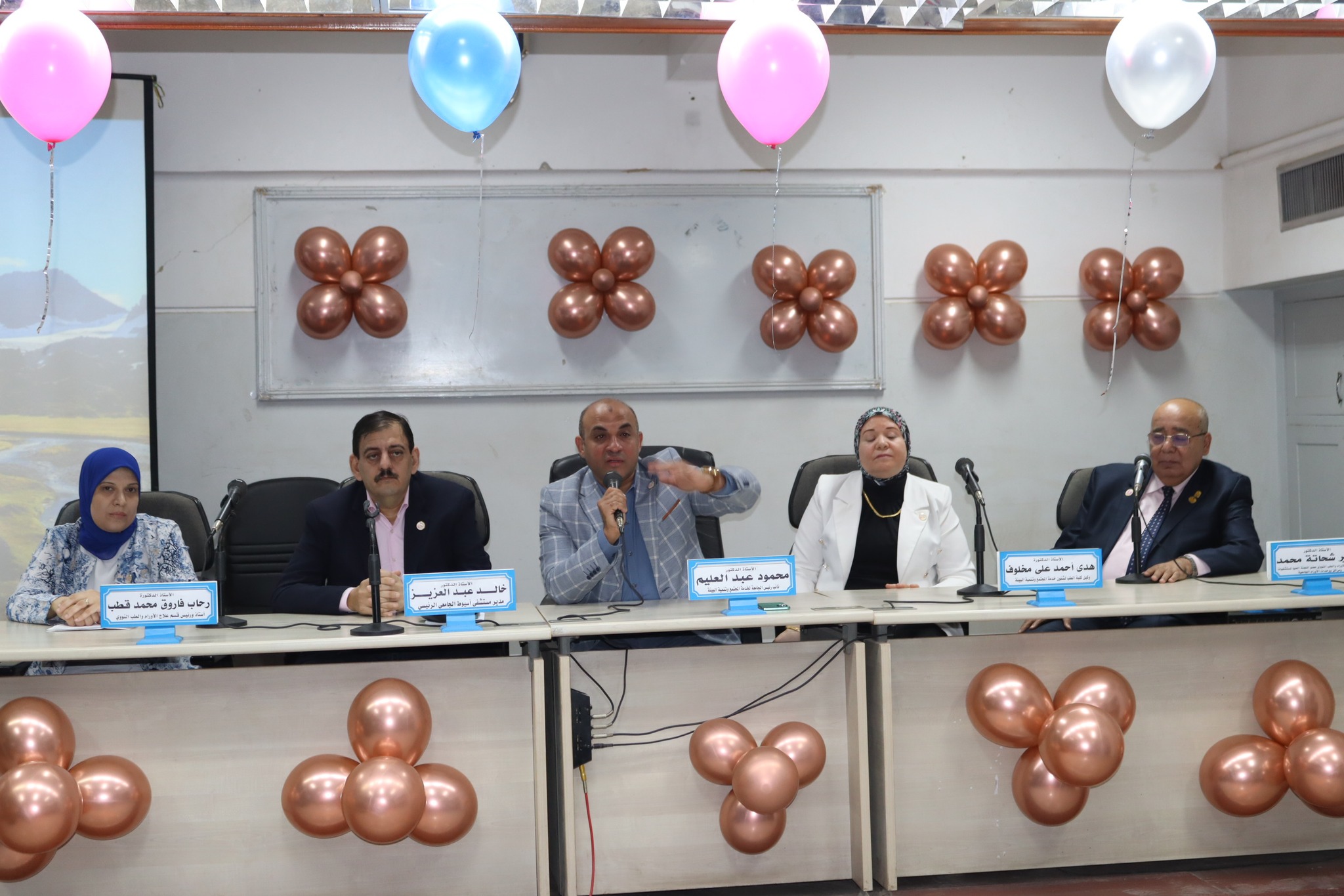 فعاليات اليوم العلمي للتوعية حول أهمية الاكتشاف المبكر لسرطان الثدي الذى نظمه قسم علاج الأورام والطب النووي بكلية الطب بجامعة أسيوط