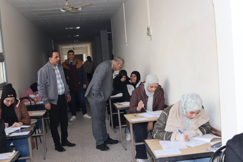 الأستاذ الدكتور محمد عبد الرحمن وكيل كلية الطب لشئون التعليم والطلاب بجامعة أسيوط يتفقد لجان امتحانات الفرقة الأولى بالكلية