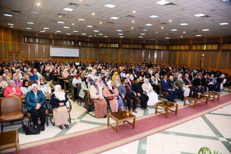كلية الطب بجامعة أسيوط تنظم يوما علميا حول كيفية اختيار التخصص لأطباء الدفعة (٥٩)