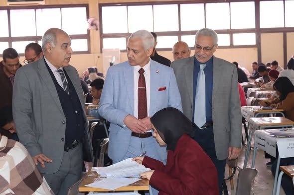 الأستاذ الدكتور محمد عبد الرحمن وكيل كلية الطب لشئون التعليم والطلاب بجامعة أسيوط يتفقد لجان امتحانات الفرقة الأولى بالكلية