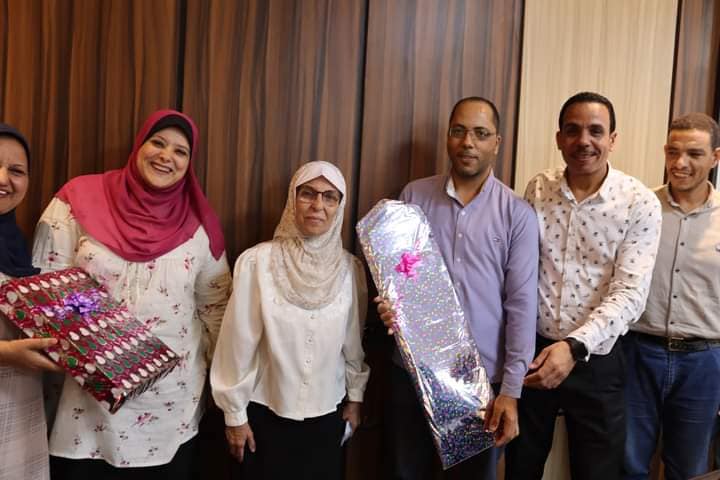 عميد كلية الطب يكرم السيدة منى يوسف كامل الموظفة بشئون الطلاب لبلوغها سن المعاش. 