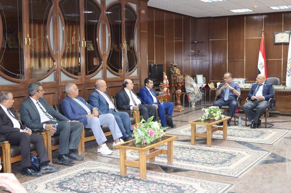  الدكتور علاء عطية عميد الكلية يلتقى بكوكبة من اساتذة جراحة التجميل من مختلف الجامعات المصرية، بعد الانتهاء من امتحانات الدكتوراة والماجستير فى جراحة التجميل