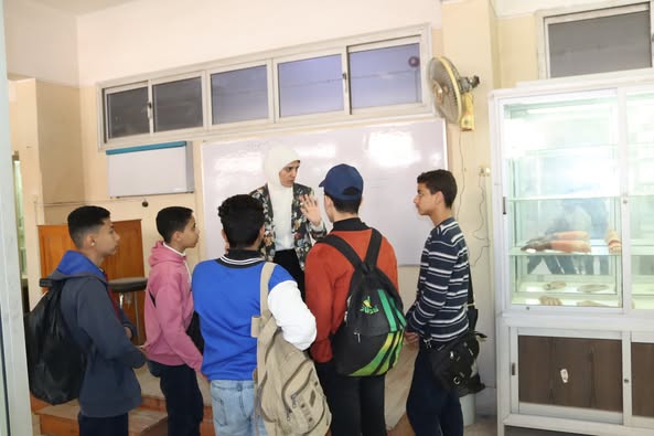 زيارة طلاب مدرسة طه حنفى المليجى الاعدادية بنين بأسيوط لكلية الطب.