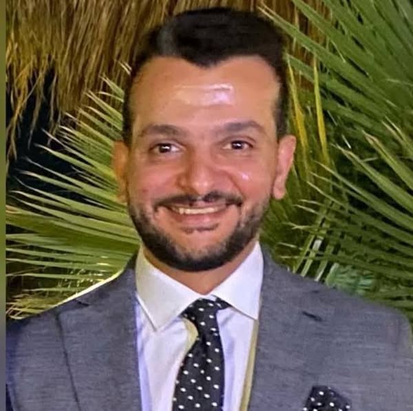 فريق طبي بمستشفى الإصابات بجامعة أسيوط ينجح في إجراء جراحة تغيير كامل لمفصل الفخذ بمفصل كامل صناعي لا اسمنتي عن طريق التدخل المحدود الأمامي للفخذ لمريضة تعاني من تآكل بمفصل الفخذ