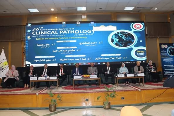 انطلاق فعاليات المؤتمر السنوي السادس عشر لقسم الباثولوجيا الإكلينيكية تحت عنوان "التطور والريادة فى مستقبل علم التحاليل الطبية"  تحت رعاية الاستاذ الدكتور أحمد المنشاوى رئيس جامعة أسيوط، والاستاذ الدكتور علاء عطية عميد كلية الطب ورئيس مجلس إدارة المستشفيات الجامعية، نظّم قسم الباثولوجيا الإكلينيكية بكلية الطب، مؤتمره السنوي السادس عشر، اليوم الثلاثاء الموافق ١٨ من فبراير تحت عنوان "التطور والريادة فى مستقبل علم التحاليل الطبية"، تحت إشراف الأستاذ الدكتور هشام عبدالرحيم رئيس القسم والمؤتمر، والاستاذة الدكتورة حنان جلال سكرتير عام المؤتمر، والاستاذة الدكتورة هبة أحمد، والاستاذة الدكتورة سهير كامل، مقررى المؤتمر. شهد افتتاح المؤتمر حضور الاستاذ الدكتور محمود عبدالعليم نائب رئيس الجامعة لشئون خدمة المجتمع وتنمية البيئة، والاستاذ الدكتور جمال بدر نائب رئيس الجامعة لشئون الدراسات العليا والبحوث، والاستاذة الدكتورة أماني عمر وكيل كلية الطب لشئون الدراسات العليا والبحوث، والاشتاذ الدكتور محمد عبد الرحمن وكيل كلية الطب لشئون التعليم والطلاب، والاستاذ الدكتورة هدى مخلوف وكيل الكلية الطب لشئون خدمة المجتمع وتنمية البيئة، وبمشاركة لفيف من الأساتذة، والباحثين بقسم الباثولوجيا الإكلينيكية من مختلف الجامعات المصرية. الجدير بالذكر أن معامل الباثولوجيا الإكلينيكية،  حاصل على اعتماد ثلاث هيئات، وهم: المجلس الوطني للاعتماد ( EGAC) عام 2022، وتجديده عام 2024، والهيئة العامة للاعتماد والرقابة الصحية (GAHAR) عام 2023،  ومن هيئة اعتماد المعامل الدولية (CAP)، فى ديسمبر 2024. ويناقش المؤتمر على مدار يومين؛ العديد من الجلسات العلمية ومنها الجديد في امراض الدم وعلوم النزف والتجلط، مع عرض حالات مرضية ودور المعمل في المساعدة في التشخيص ، وكما يتناول دور بنوك الدم في تشخيص الأجسام المضادة لدى السيدات الحوامل، وكيفية توفير الدم المطابق والآمن، كما يتناول دور الذكاء الاصطناعي في زرع الأعضاء ودور الأمراض المناعية في الالتهاب السحائى، ودور الأمراض المناعية لدى الحوامل . كما يتناول دور المعمل في تشخيص بعض امراض الغدد الصماء وتحديد نوع القصور والوصول لعلاج آمن، وجلسة عن التحديات التى واجهها المعمل من اجل الحصول على الاعتماد من الجهات الثلاثة.