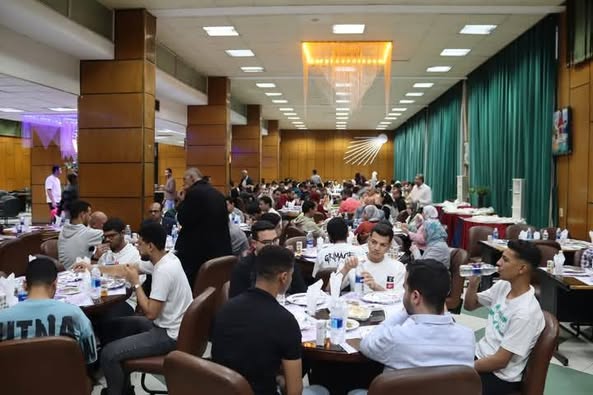 كلية الطب بجامعة أسيوط تنظم حفل إفطار جماعي للطلاب في أجواء من الالفة والانتماء.