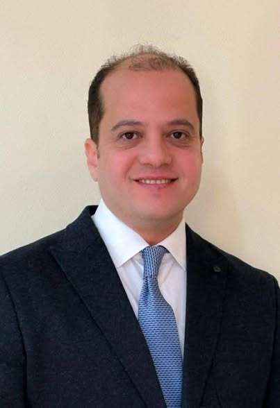 فريق طبي بمستشفى الإصابات بجامعة أسيوط ينجح في إجراء جراحة تغيير كامل لمفصل الفخذ بمفصل كامل صناعي لا اسمنتي عن طريق التدخل المحدود الأمامي للفخذ لمريضة تعاني من تآكل بمفصل الفخذ