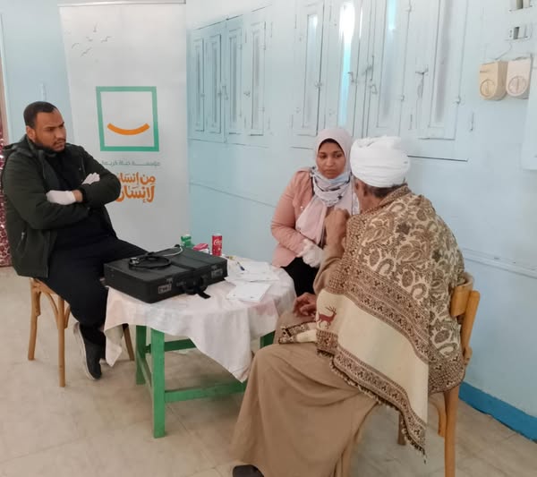 تواصل كلية الطب اعمال التوعية الصحية والكشف الطبي المجاني بالقوافل الصحية المتكاملة إلي قرية باقور - مركز أبو تيج بالتعاون مع مؤسسة "حياة كريمة"